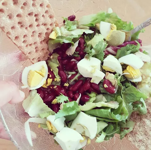 Carmen Bruma - Salata, fasole rosie, ou, creackers aproximativ 450 cal #lunch #proteins #healthylifestyle #easytocook