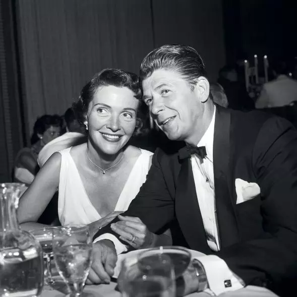 25 iunie 1957 – Nancy și Ronald Reagan participă la Hollywood la o petrecere în onoarea lui Stanley Kramer