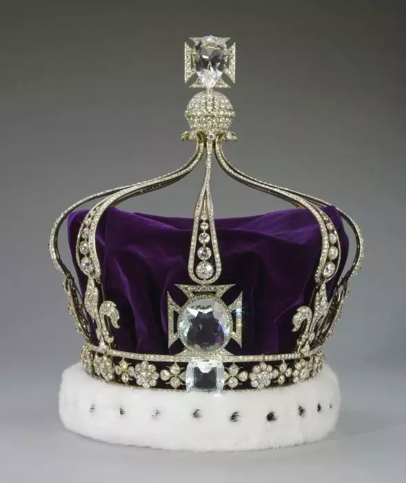 Ce coroană va purta Camilla la încoronarea lui Charles 4