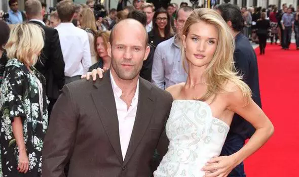 Jason Statham va fi tată. Frumoasa lui iubită, Rosie Huntington-Whiteley, e însărcinată