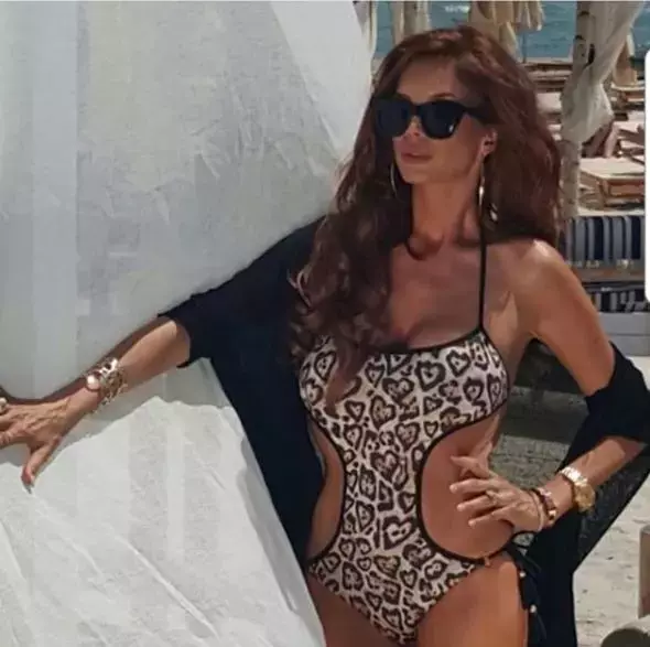 Cristina-Spatar-costum-de-baie-2