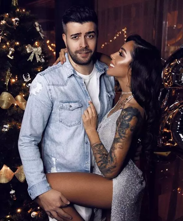 Speak si Stefania in fata bradului de Craciun