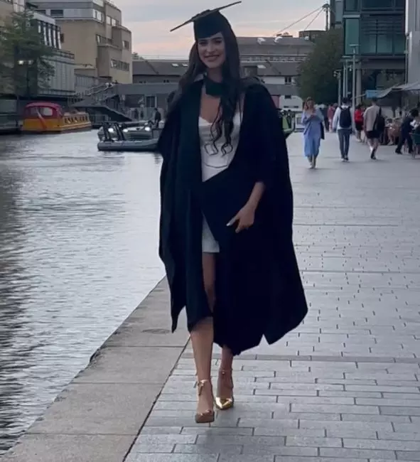 10. Eva, fiica Andreei Berecleanu, a absolvit facultatea