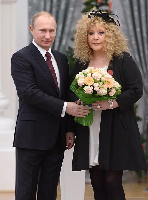 Vladimir Putin awards Alla Pugacheva