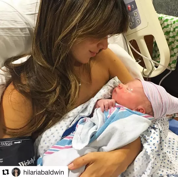 Hilaria si micutul Leonardo