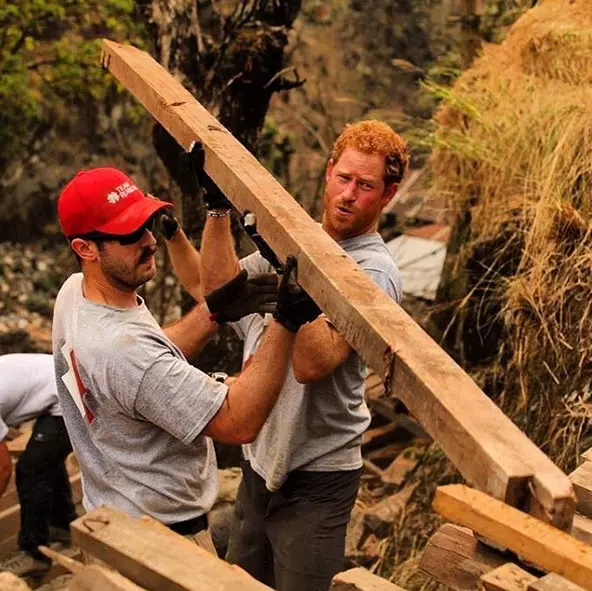 Muncind alături de voluntarii Team Rubicon în Nepal pentru a ajuta la reconstrucţia unui sat devastat de cutremurul din 2015