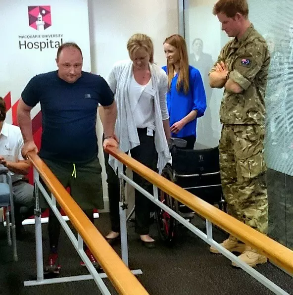 Urmărind progresele făcute de locotenentul Ali Spearing după ce a fost rănit în 2011 şi i s-au montat proteze într-un sputal din Sydney