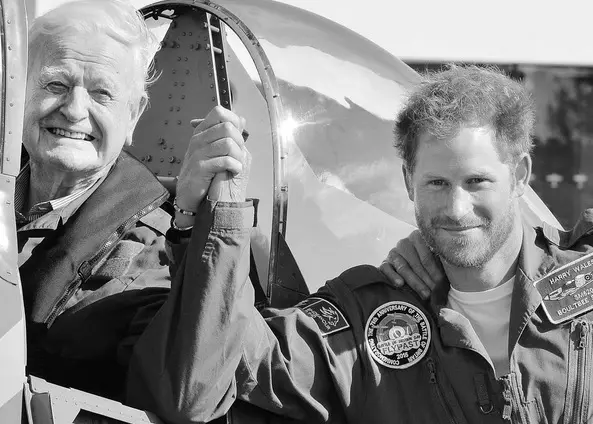 Alături de Tom Neil, un veteran al forţelor aeriene britanice, care a participat la Batălia Angliei. Întâlnirea cu acesta a fost unul dintre „cele mai memorabile momente din 2015” pentru Harry