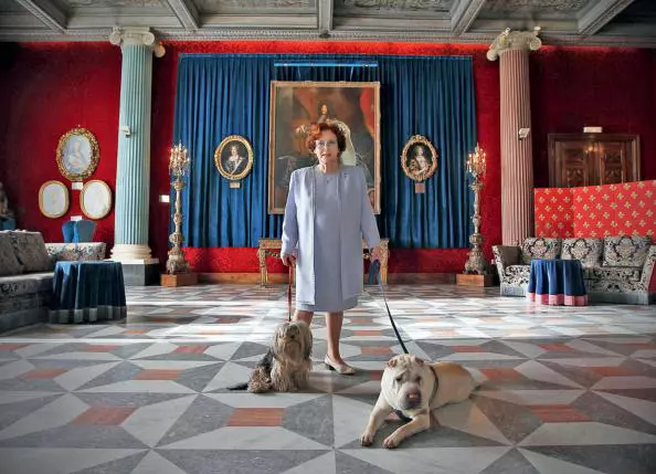 13 ianuarie 2011 –Jeanne Augier, proprietara Hotelului Negresco pozează alături de câinii ei, Lily (stânga) și Lilou (dreapta)