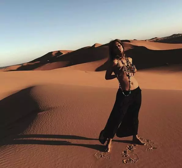 Halle Berry topless la 52 de ani