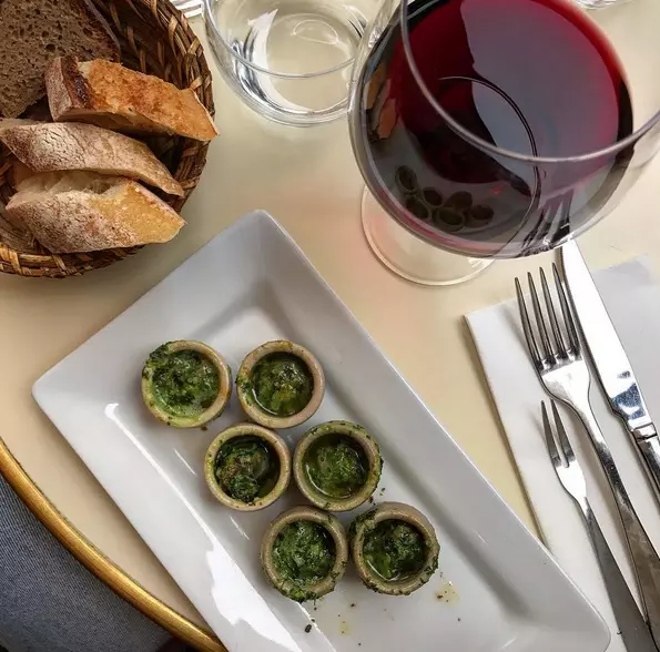Sonia Argint Ionescu - Voulez-vous des #escargots? Mais à beaucoup d'ail! 😜😋 #food #foodofinstagram #instafood #frenchfood