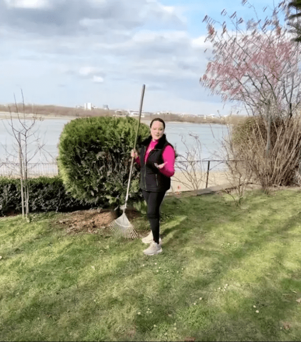 Maria Dragomiroiu in curtea casei