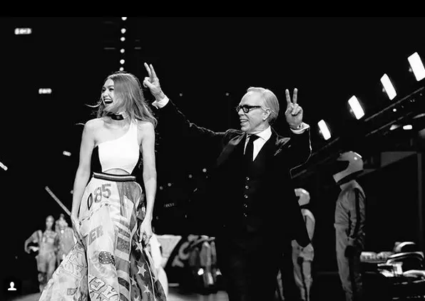 Gigi Hadid, alături de Tommy Hilfiger.