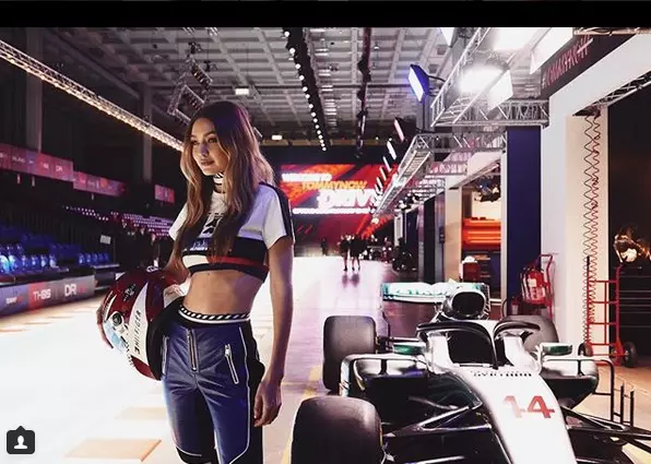 Gigi Hadid arată spectaculos în outfitul Tommy Hilfiger.