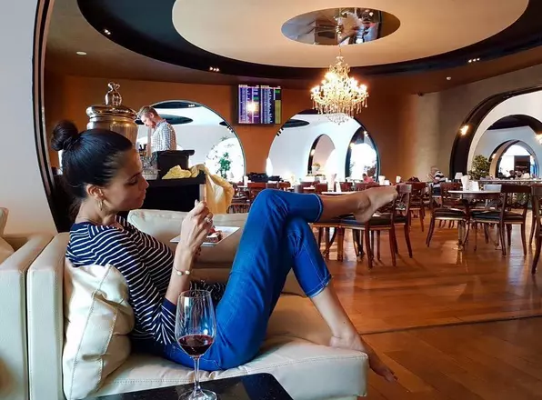 Anca Serea - Something sweet before the flight! #redwine #choualacreme #hatetofly