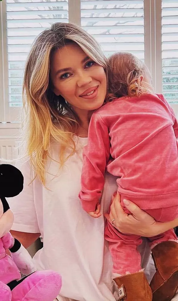 gina-pistol-si-josephine-jucarii