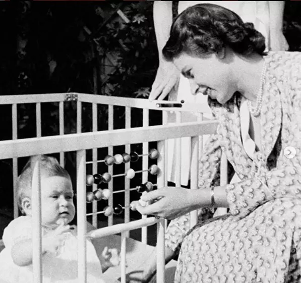 Regina Elisabeta a II-a și primul ei născut, Prințul Charles.