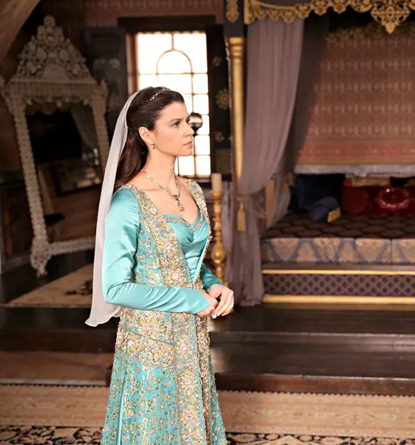 Beren Saat (Pinterest) 05