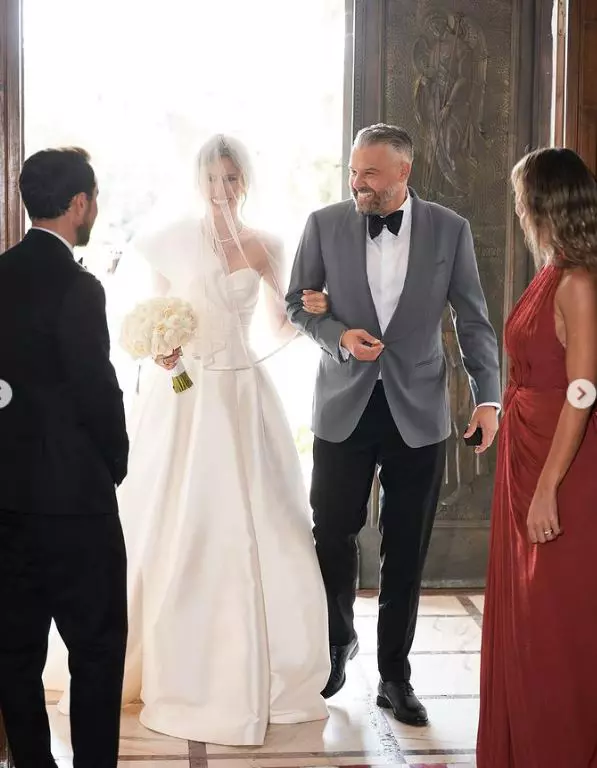 gabriela la intrarea in biserica