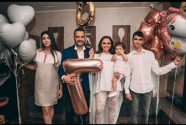 Cristina, cu micuța Petra în brațe, alături de Mădălin și cei doi copii ai lui.