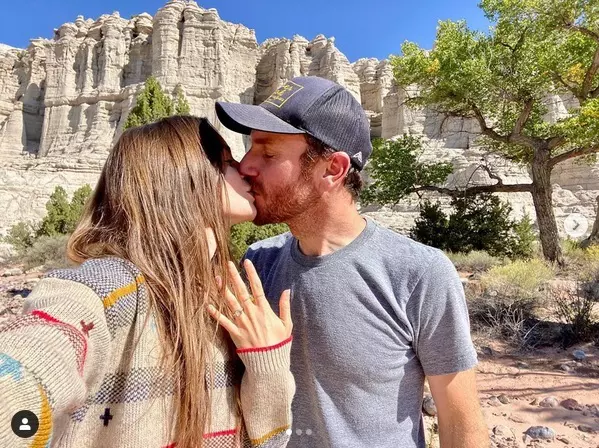 Lily-Collins-s-a-logodit