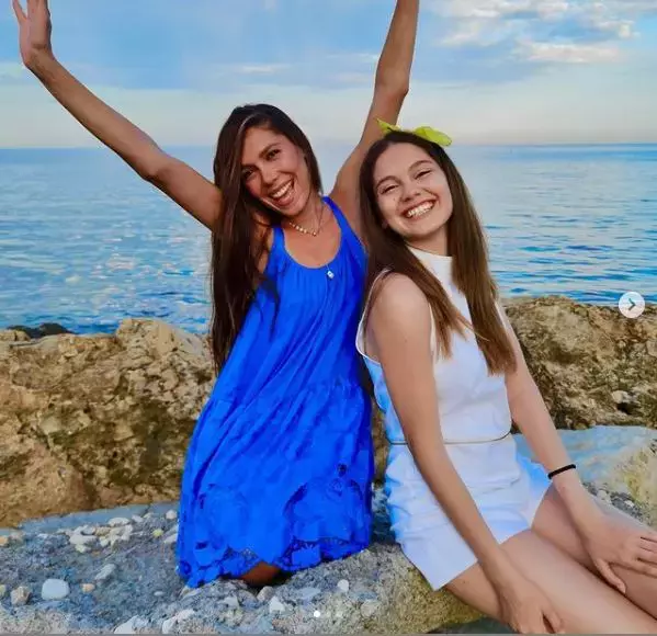 Cum arată Teodora, sora Irinei Fodor  (2)