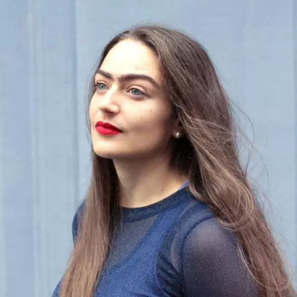 femeie-din-danemarca-sprancene-mustata-a3