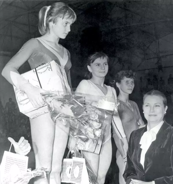 22 iulie 1976, Montreal, Canada – noua regină a gimnasticii, Nadia Comăneci, obține zecele perfect la bârnă și la paralele inegale, și astfel câștigă medalia olimpică de aur. Aici, alături de Prințesa Grace de Monaco (dreapta)