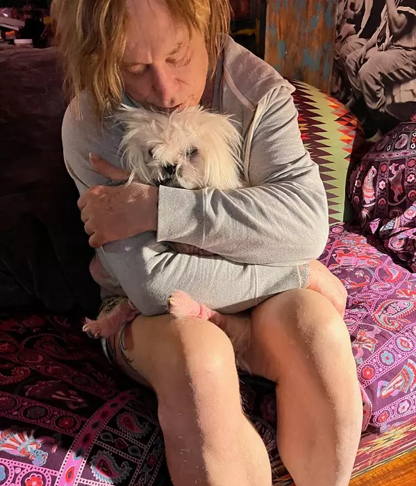 Ce s-a întâmplat cu chipul lui Mickey Rourke. Actorul a ajuns de nerecunoscut la 70 de ani