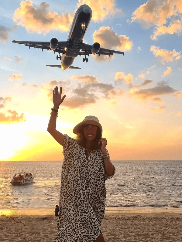 Anca Turcasiu avion Thailanda