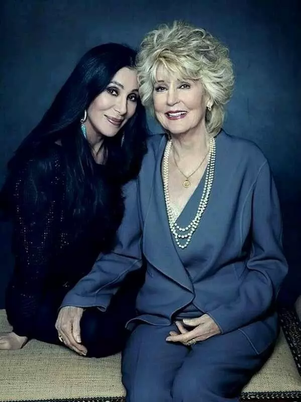 mama-lui-cher-georgia-holt-a-murit