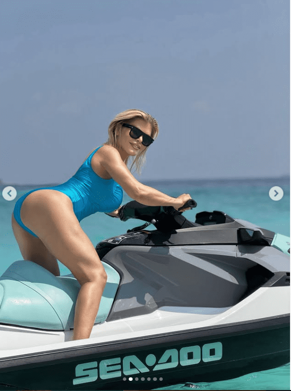 Loredana Groza sexy pe jet ski