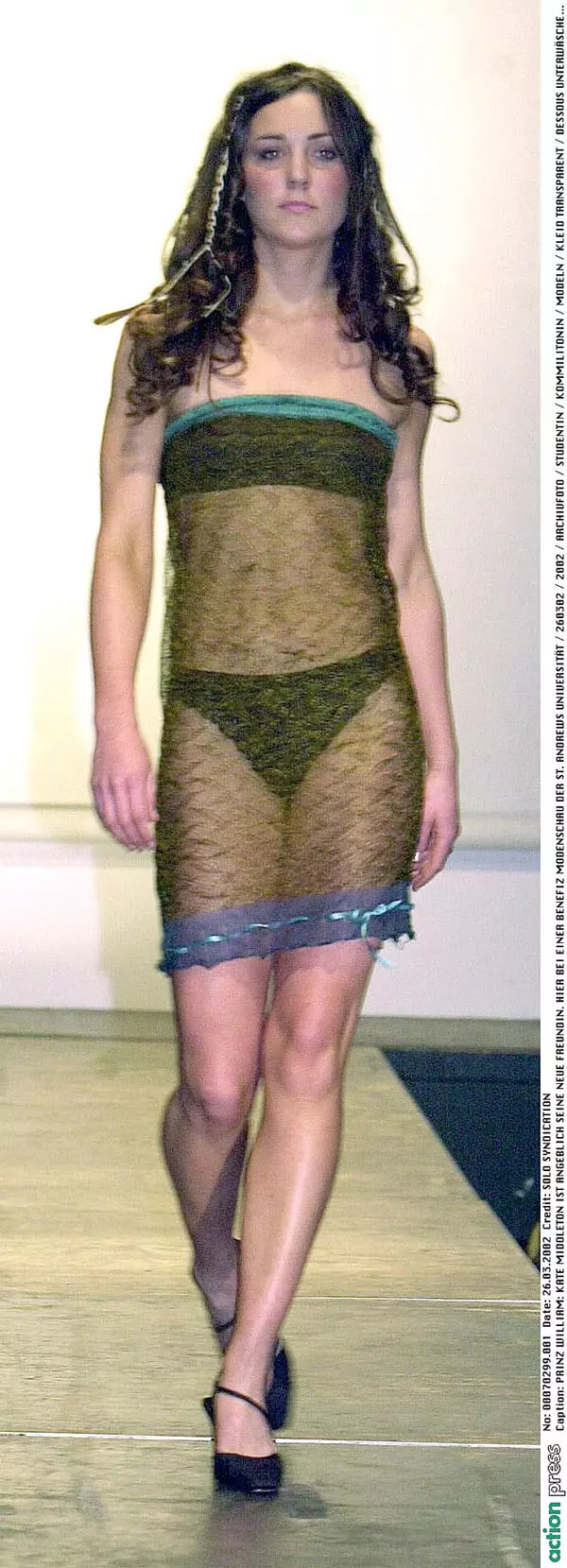Kate Middleton la o prezentare de moda in 2002