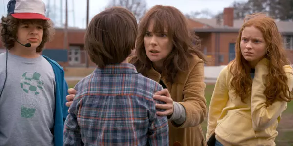 Mama lui Will (Winona Ryder) pare ingrijorata.