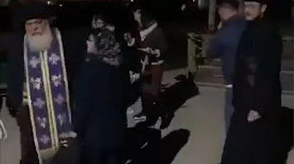 preotul clistrat loveste o femeie