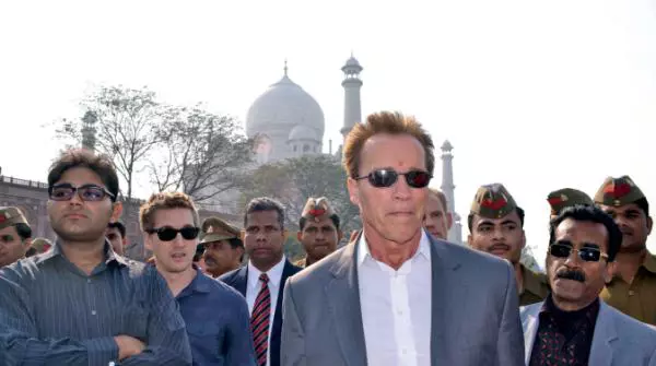 2012 – Arnold Schwarzenegger vizitează Taj Mahal în timp ce se afla în India pentru Sustainable Development Summit, în New Delhi
