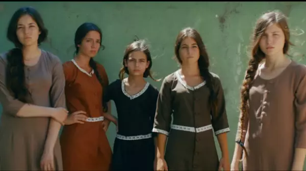 Elit Iscan, Günes Sensoy, Doga Zeynep Doguslu, Tugba Sunguroglu și Ilayda Akdogan în „Mustang” (2015)