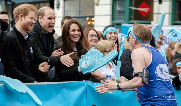 Încurajând alergătorii de la maratonul din Londra, 2017