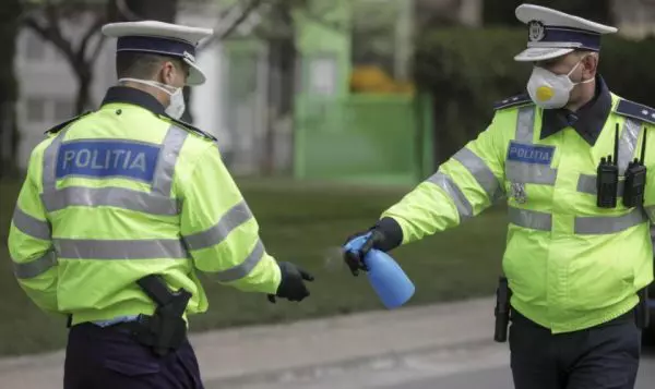 politisti-cu-masti-de-protectie-