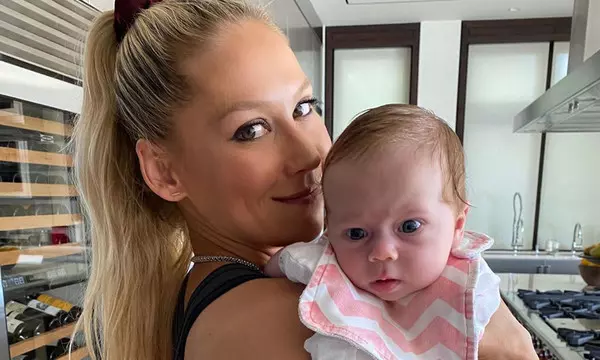 anna-kournikova-kitchen-t-1