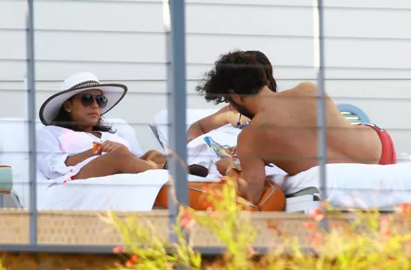 Eva Longoria si Jose Antonio Baston - Zi relaxanta la piscina