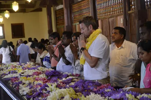 Catalin Botezatu rugaciune templul dintelui lui Buddha 