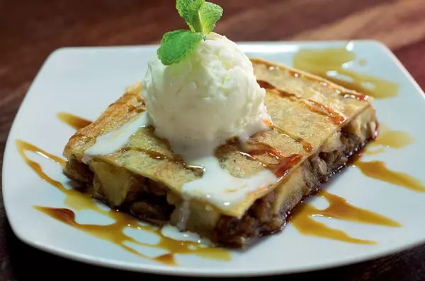  PLĂCINTĂ CU MERE ŞI ÎNGHEŢATĂ