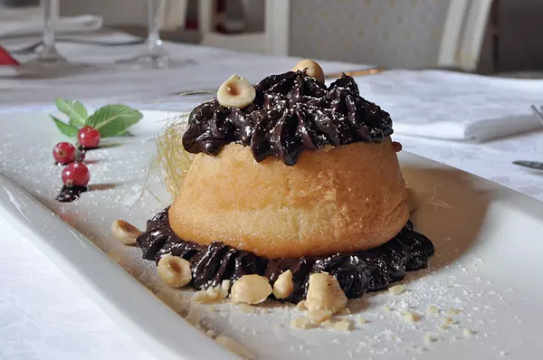 Noapte venetiana - crema de ciocolata cu alune de padure si blat pufos insiropat