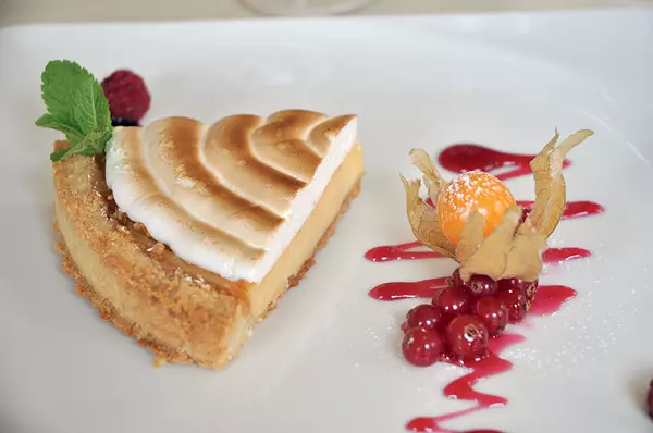 Tarta de lamaie cu blat de faina si migdale