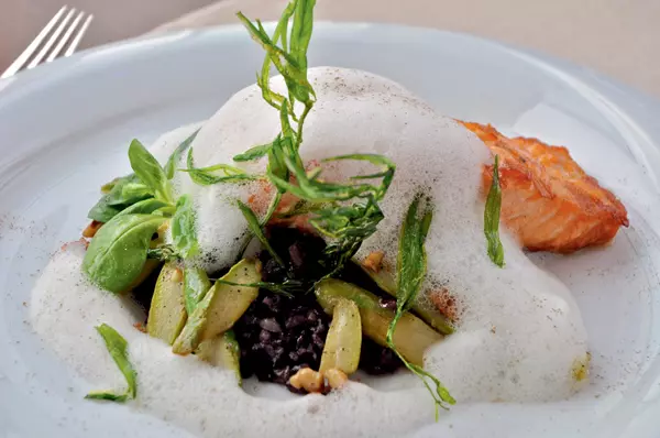 Somon la gratar cu orez negru si sparanghel