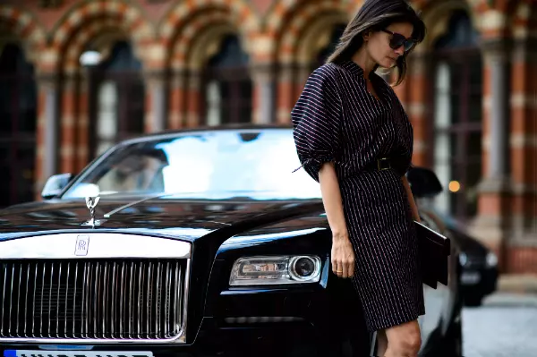 London Fashion Week are, cu siguranta, avantaje. Al meu este acest Rolls-Royce Wraith, mijlocul meu elegant de transport pentru aceasta saptamana.