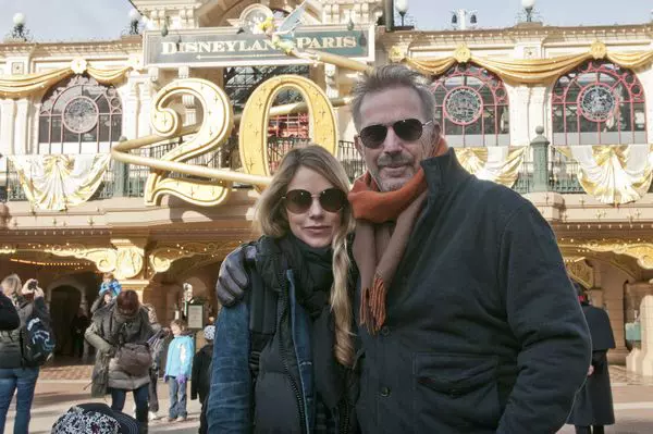 Kevin Costner cu familia la Disneyland Paris