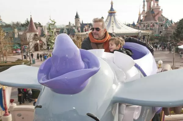 Kevin Costner cu familia la Disneyland Paris