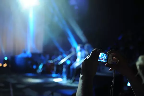 Un fan fotografiaza concertul